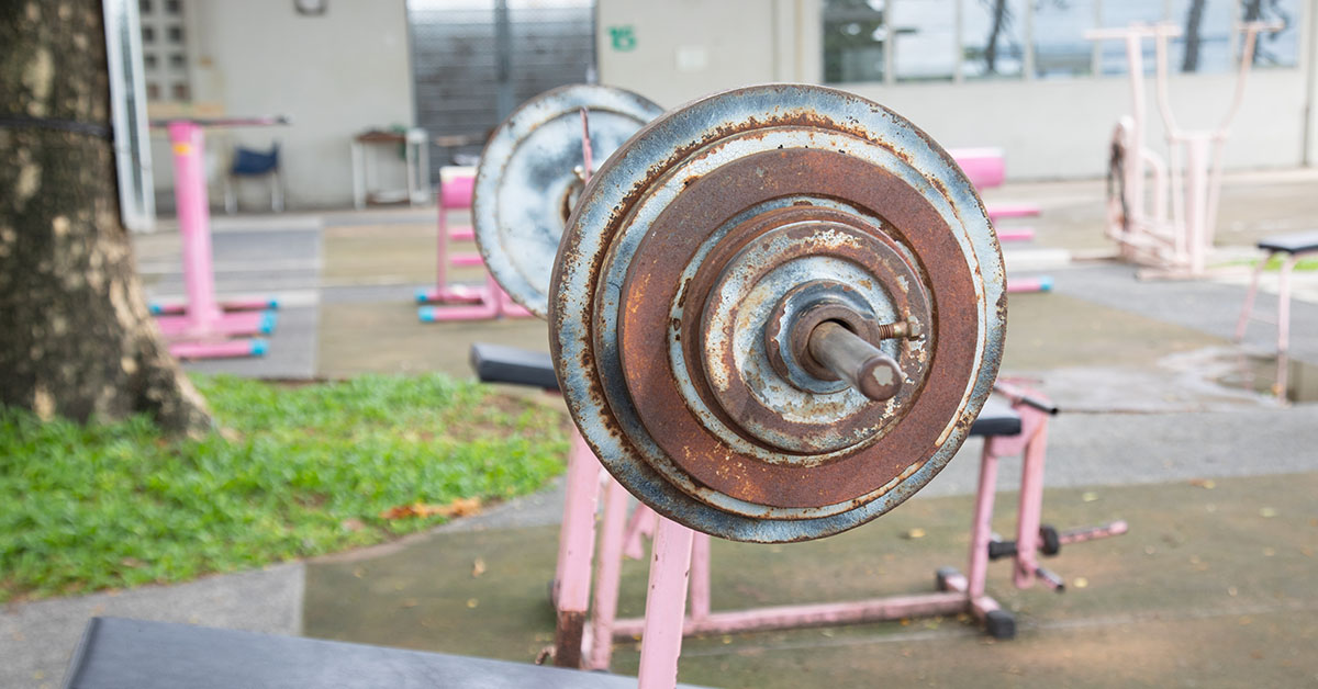 How to Take Care of Gym Equipment and How to Refurbish Rusted Weights